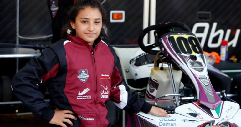 أول إماراتية تحمل شعار لجنة المرأة في رياضة السيارات